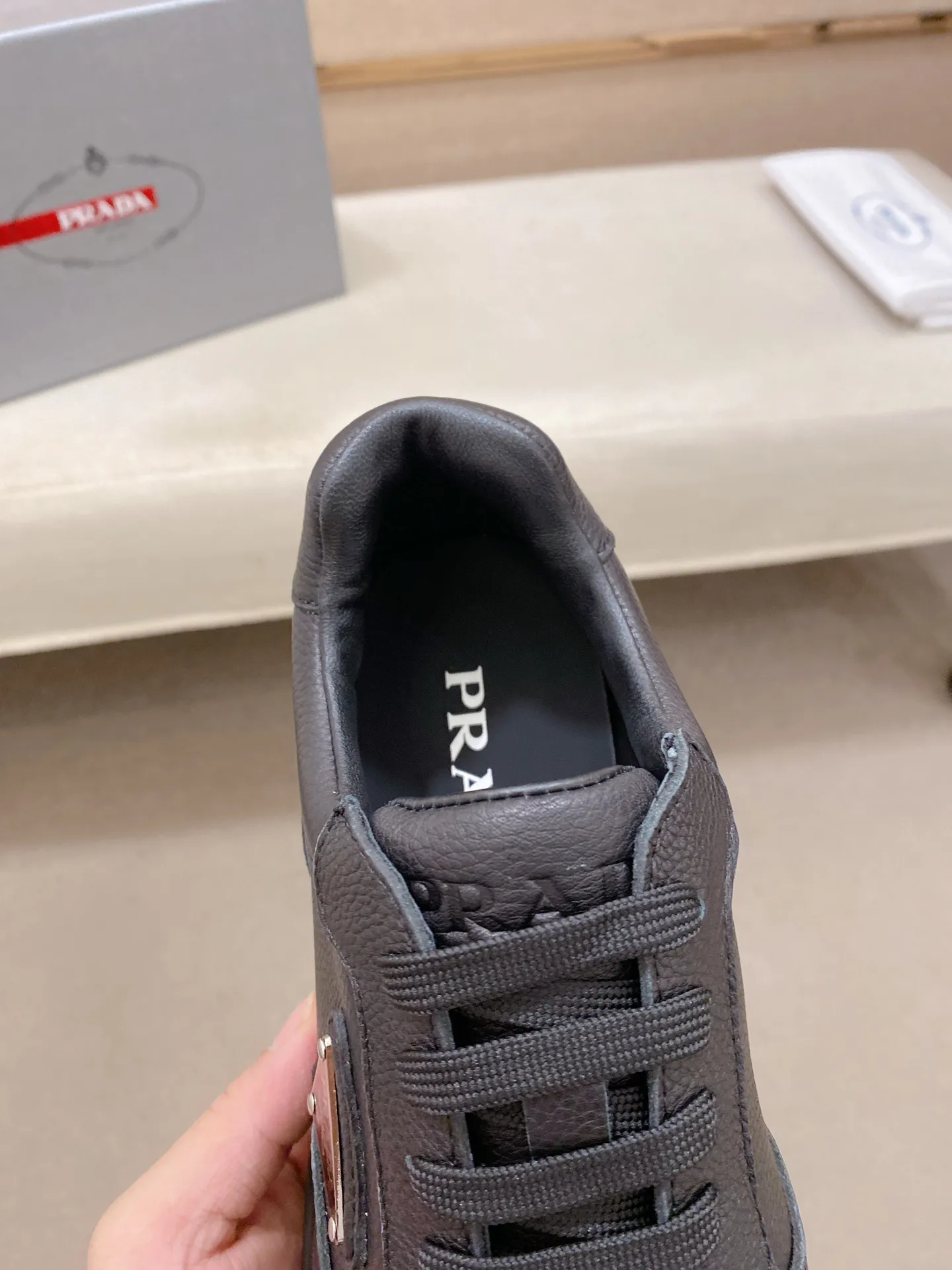 Factory price 560💰(High version) New Prada (Prada) high-top counters are on the market at the same time, new men's shoes, 😘fabrics are selected from waterproof technical cloth. First layer cowhide lining. 👍🏿Original molded anti-slip rubber outsole, with exquisite lines, simple and elegant, comfortable and high-end for leisure travel. Number of yards: 38 to 44. (Can be customized for 45.46.)